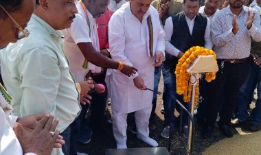 अभनपुर कृषि उपज मंडी में धान तोलकर विधायक धनेंद्र साहू ने धान खरीदी का किया शुभारंभ