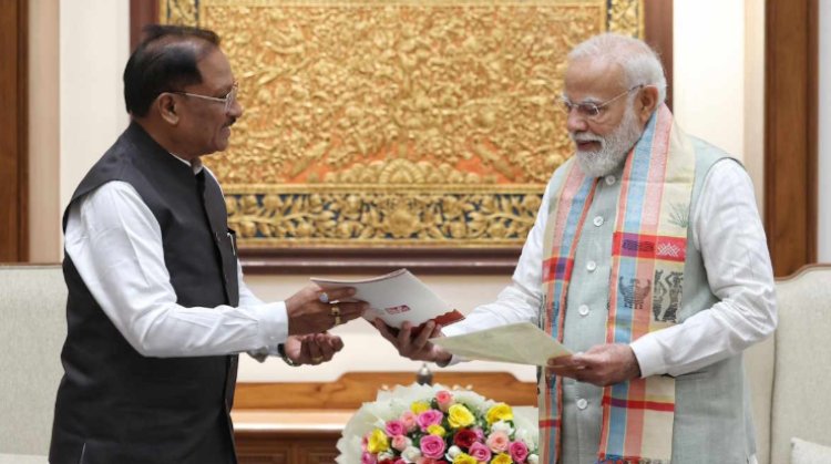 बस्तर 2.0 की शुरुआत: मुख्यमंत्री साय ने प्रधानमंत्री मोदी को सौंपा विकास का ब्लूप्रिंट, बस्तर आने का दिया आमंत्रण…